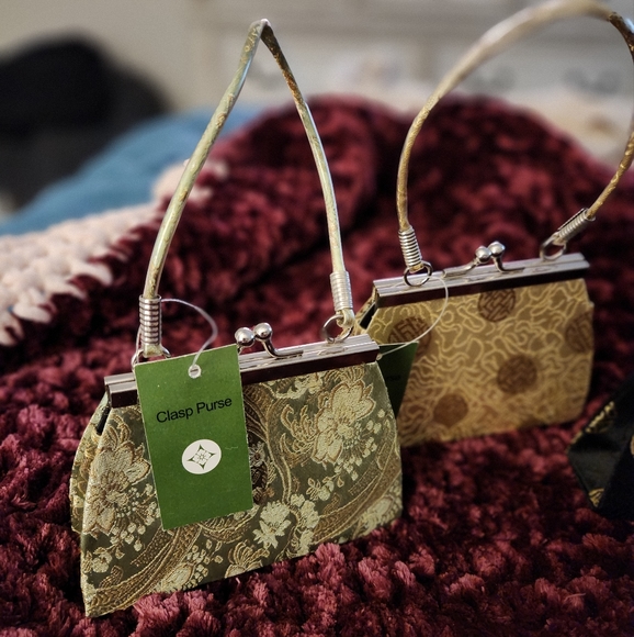 Small Clasp Purse - Picture 2 of 5